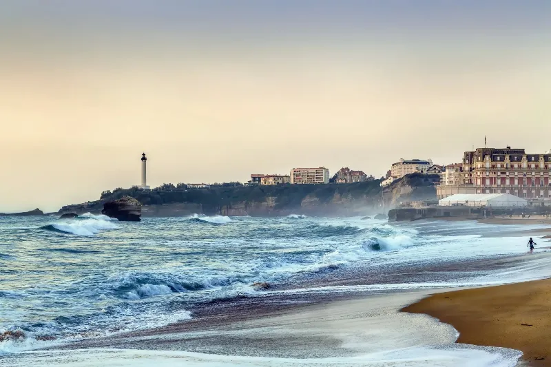 Intérieur d'un appartement moderne français avec des matériaux nobles et une ambiance lumineuse